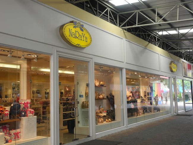 園内には、タイで有名なカバンの店NARAYAもあります。