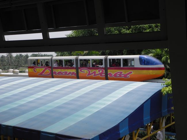 園内には、モノレールも走っています。