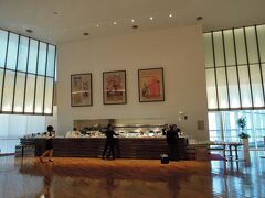 ホール2階にあるドリンクコーナーでは、ワインやコーヒー、紅茶、ジュース、サンドウィッチ等の軽食があります。

休憩の時に私だけオレンジジュースとサンドウィッチをいただきました(*^^)v