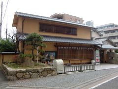 松山駅から少し時間がありましたので、駅近辺の庚申庵に行ってみました。

地元の俳人、栗田樗堂が江戸末期に建てた草庵です。

年末年始は休館でした。