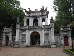 まずは、文廟（孔子廟）へ来ました。
1070年、孔子を祀るために建立されてから、ベトナム初の大学となった場所です。