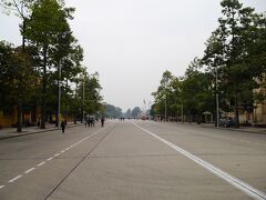 バスで移動して、ホーチミン廟へ。