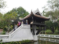 歩いて、一柱寺へ。
その名の通り、本堂が１本の柱で支えられています。