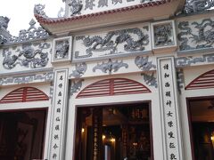 続いて、バスで西湖府へ。
参拝者も多く訪れる聖地らしいです。
