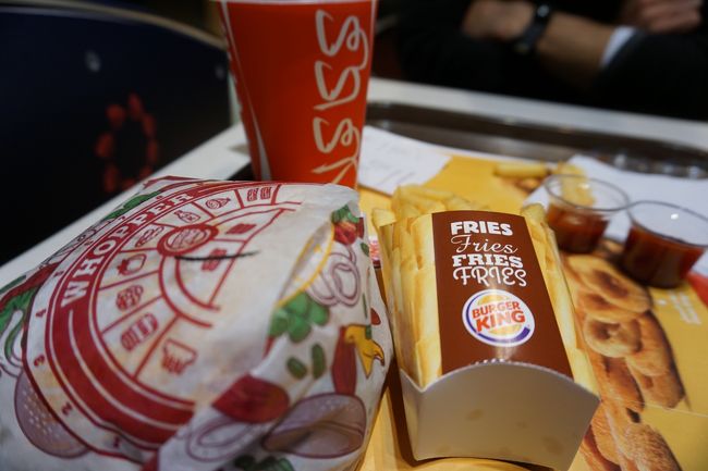 小腹が空いたので、バーガーキングでバーガーセット（HOPPER）を2人で分ける。「USダラー？」と言うと、ドルでの支払料金を教えてくれます。９ドルでした。