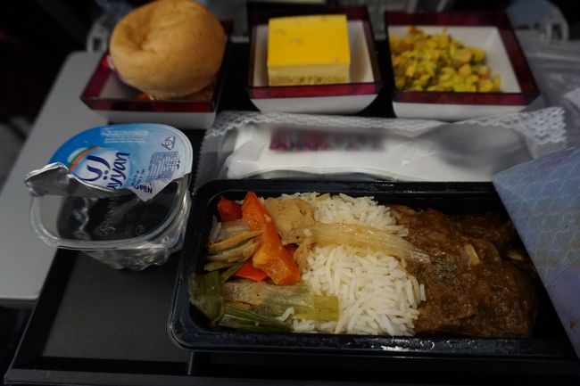 ドーハ8:20→キリマンジャロ14:25（6:05）夫のビーフカレー。