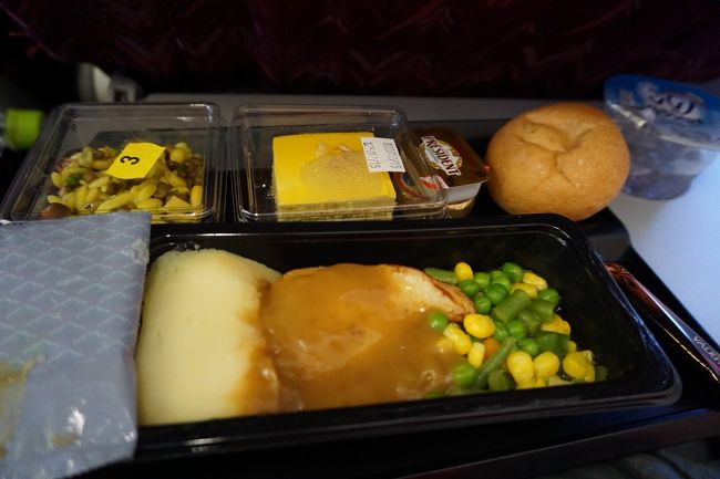 私のチキン。右端に写ってるバローナのチョコがうれしい！そしてカタール航空のホットコーヒーはおいしい！私はいつもチョコを残しておいて、食後のコーヒーとともにいただいていました。