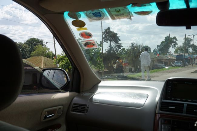 キリマンジャロに到着。空港は結構小さい。さっさと入国カードを書く。VISAの取得場所もあったものの、私たちは事前に東京の大使館にVISA申請していたため、そのまま入国カードを持って、イミグレへ。イミグレでは、顔認証？指認証とかあり。<br />baggage claimが20Mくらいの小っちゃなもの。両替所もある？というくらい（実際確認できなかった）、こぢんまりした空港でした。<br /><br />空港から出ると、名前の書いた紙を持った「アルーシャホテル」に依頼しておいたドライバーさんが待っていてくれ、TOYOTA車NOAに乗車。そのまま1時間ほどでホテル着。