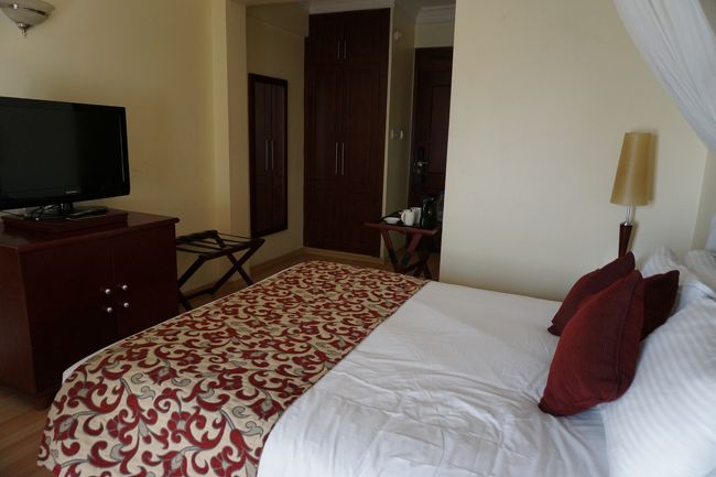 ちなみに、レストラン・カフェもあります。カフェは利用したいという気持ちになるカフェでしたが、レストランはちょっと･･･という印象かな。<br />ホテルスタッフは親切でした。「両替をしたい。」と言ったら、初めは場所を教えてくれようとしたんだが、スタッフにやってくるよう話してくれて、「あとで、部屋まで持っていくよ。」と気を回してくれた。ありがたい。<br /><br />