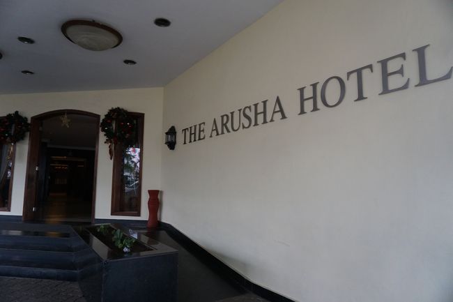 車寄せ。ガードマンが数人いました。ホテルの入り口には、ゲートがあり、セキュリティは気遣ってる模様。ガードマンが、「ここの道をあっちに行くと博物館があって･･･」など、色々教えてくれる。とりあえず、ホテルから50Mほど先のマーケットに水を買いに行った。<br />街の雰囲気は、さすがにちょっと気をつけないとな･･･という感じだったので（地図を売りにくる人、土産ものを売りに来る人が寄ってくる）、水を買ったら即ホテルに戻った。