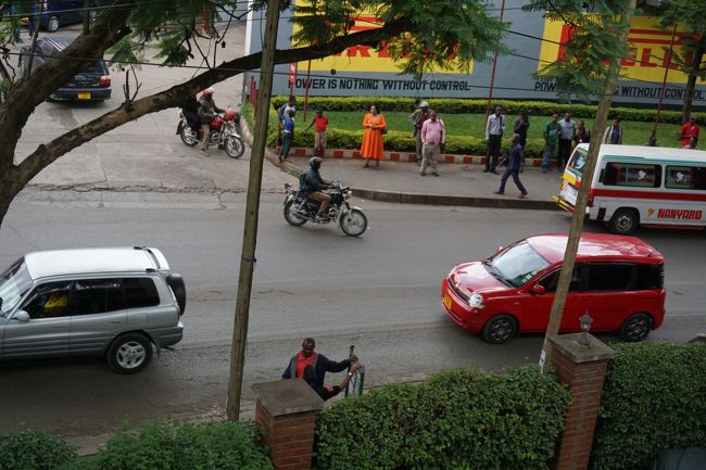 街にいる人は、きれいな格好をしている人が多い。でも、なんだか怪しい雰囲気がしたので、ホテルで日本から持参のマドレーヌで夕食。この日のために、カップヌードルリフィルやどんべいリフィル＆チタン製山ご飯カップ＆電気ポットを持参していたのだが、胃が重く、今回は見送る。