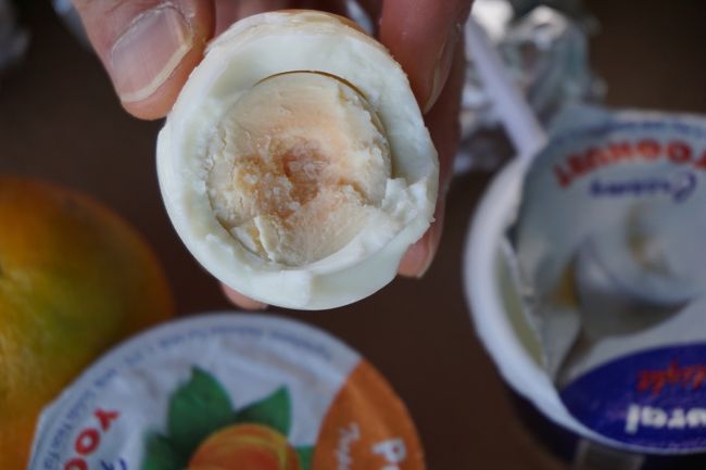 2015年12月24日【3日目】<br />ホテルを6:00発。15分くらいでアルーシャ空港に到着。まだ空港が開いてなく、送迎をしてくれた方が車内で一緒に待ってくれる。ドライバーさんはどの方もいい方で、基本的な人としての気持ちが理解し合え、安心できた。<br />これは、ホテルが用意してくれた朝食。マフィンやジュースなども入っていた。