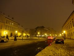 乗り越してはならないと思い、王宮の丘の頂上に着いたところのバス停で下車。しかし、ひとつ手前だったようでホテルまで少し歩きます。ただ、少し靄っているので橙色の外灯の光がぼんやりと広がって幻想的な風景を楽しむことができました。