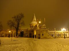 マーチャーシュを左に折れてドナウ川方向に進むと漁夫の砦です。隣にはヒルトンがありました。夕食を食べて元気になり、ワインを飲んで少しテンションの上がった私たちはしばしここで雪合戦を楽しみました。私は隠し球に見事にやられました笑