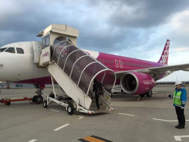 いつも通り（笑）<br />ピーチにて。<br />セール価格でゲットした航空券は2人で往復28000円ちょい。