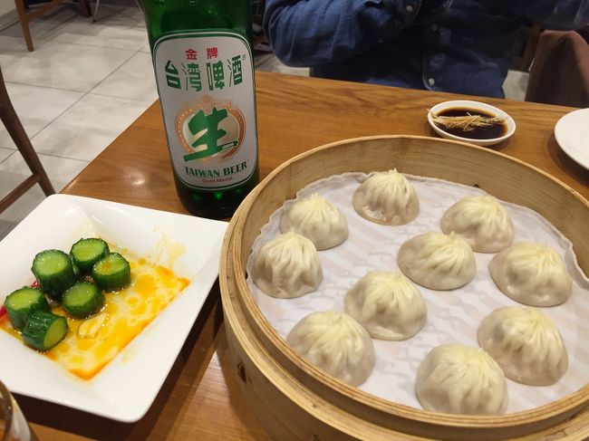 バスで市内へ。<br />ホテル近くの三越に入ってる<br />鼎泰豊にて小籠包に舌鼓！
