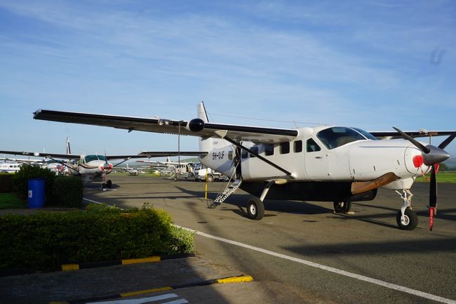 行きは13人くらい乗っていたかな。<br />5人くらいのスペイン系？の子どもも成人したファミリー、オランダ人っぽい男性1人、ビジネス利用の男性1人、西洋人夫婦2人、カナダ人夫婦2人（後述あり）、そして私たち2人。