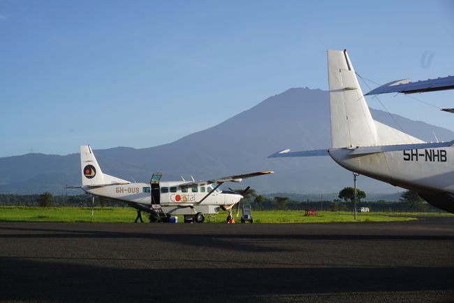 300ミリリットルの水とクッキー＆飴の入った小さな紙袋がもらえます。