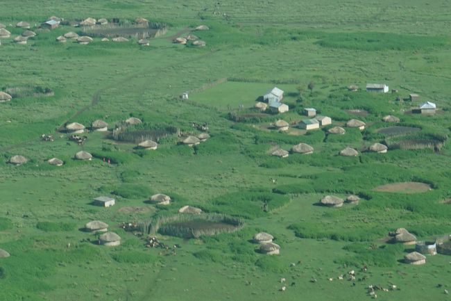 途中、マサイの家らしきものも見える。ビジネス利用の男性が、解説をしてくれ、ンゴロンゴロのクレーターもはっきり見えました。