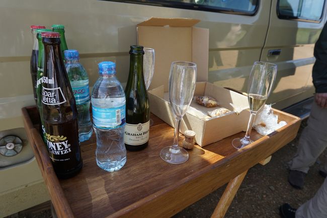 そして！早速このウェルカムドリンク！<br />同じ飛行機に乗ってきたカナダ人夫婦も同宿だったので、一緒にシャンパンで乾杯！