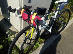 17号を走って桶川で小休止。これはメンバーの自転車。重装備ですね。

(写真はS藤さんのページより拝借