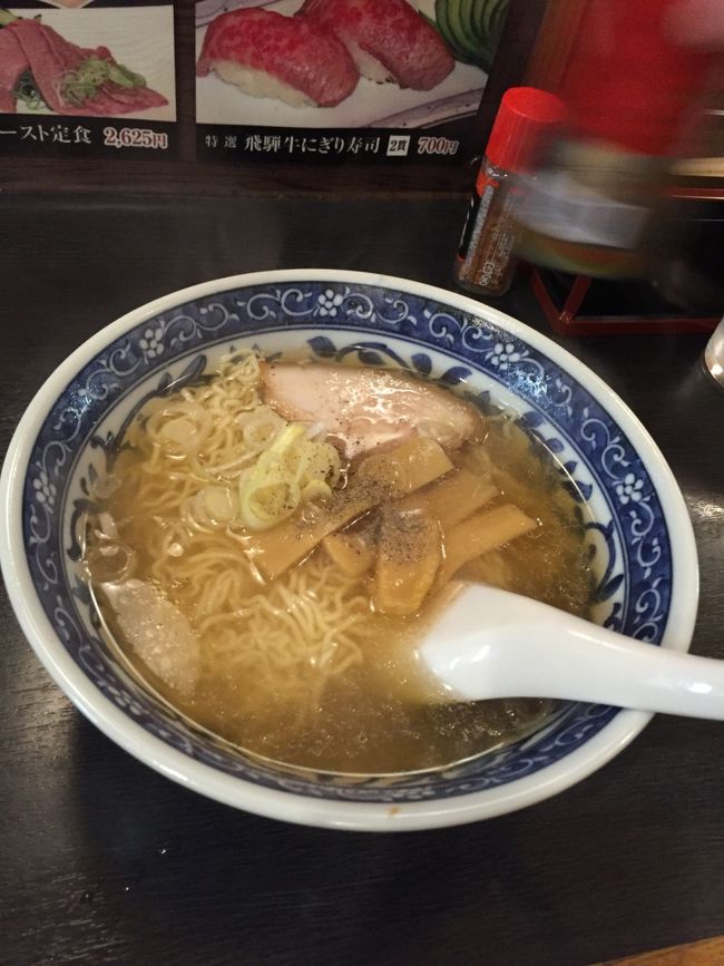 飛騨高山<br />さんまち付近を散策。<br /><br />あまりの空腹に<br />ガラガラの高山ラーメン屋さんへ。<br /><br />うーーん。