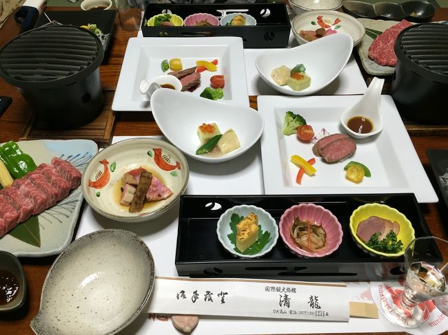 温泉に軽く入ったあと。<br />いよいよ<br /><br />飛騨牛のディナー！<br />部屋食なので<br />旦那さまとゆったり。