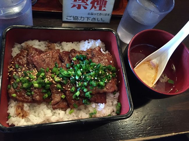 ランチは<br />昨日行列ができてた<br />お店へ。<br /><br />飛騨牛重　1600円。<br /><br />