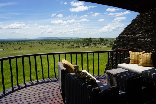 そしてホテル着。ホテルは、フォーシーズンズに4泊。直接ＨＰから宿泊＆ゲームドライブのプランを申し込みました。(EXPEDIAでも宿泊は押さえられるけど、ゲームドライブについてどうなるかわからなかったので、公式HPから、となりました）その際、メールやFAXでのやりとりが必要。フォーシーズンズの口座に国際振り込み？も可、クレジットカードでの支払も可。私たちはクレカ引き落としにしました。ただし、クレカの場合、自宅に電話がかかってきて、クレカの下４桁？を教えるという手順あり。しかも、初めに確か手付け金30％？が引き落とされ、その後、宿泊日の２ヶ月前に残りの全料金が引き落とされるというシステム。<br />ちなみに、12月27日あたりの宿泊日が、7月の半ばには空室0となってしまったため、慌ててラスト1部屋を確保。<br />オンシーズンには、早めに予約されるといいと思います。