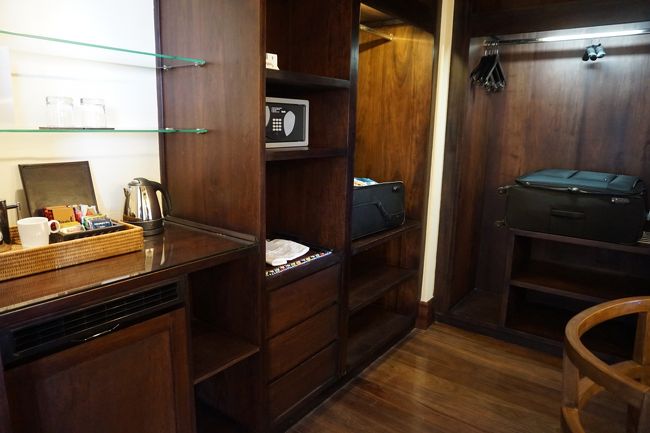 化粧台＆荷物置き＆クローゼット＆ミニバー。水は常に補充されます。ただし、食事＆飲み物すべてオールインクルーシブなので、飲料水の心配をする必要は全くありません。