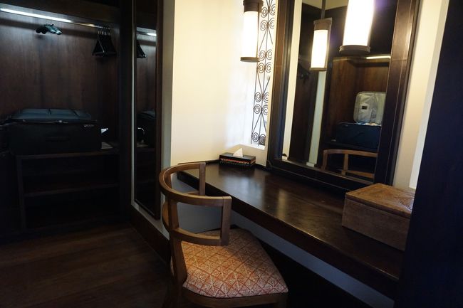 籐のカゴの中にはドライヤー。ただし、スリッパがないため、持参のものを使いました。