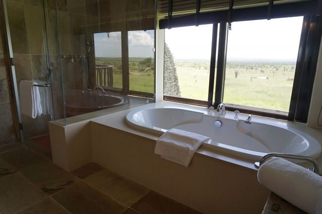 そして、このお風呂！シャワーブースは別で大変使いやすかったです。アメニティ（シャンプー・コンディショナー・ボディソープ）は、ボッテガ。歯ブラシ・ひげそり等はありませんでした。<br />