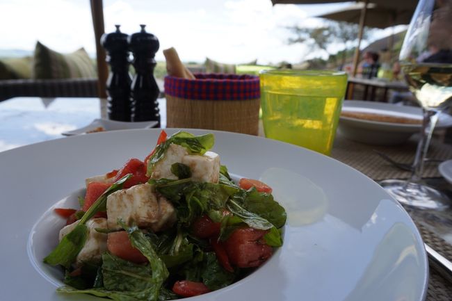 早速、ランチへ。私のオーダーのフェタ（ヤギ）チーズの乗ったサラダ。スイカ入り。意外に合う！おいしい！