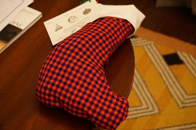 部屋に帰ると、クリスマスブーツが!!中には、フルーツ、手帳、キャンドル、動物のついたマッグネット、クッキーなどが入っていました。マサイの柄のクリスマスブーツというのが、また乙ですね！