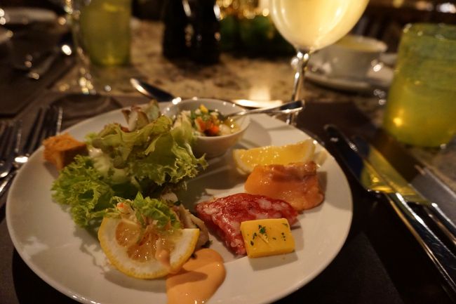 クリスマスブッフェ。この日は地中海料理がテーマでした。エビのカクテルやチーズなど。ワインも南アフリカ産のものが中心でした。サバンナにあるロッジで、こんな贅沢なものが食べられるなんて。