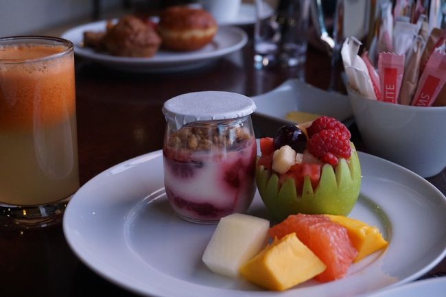 2015年12月25日【4日目】<br />ブッフェの朝食。その場でジューサーに野菜やフルーツを入れて、フレッシュジュースを作ってくれるブースもあり。フルーツやヨーグルトを。