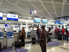 ユナイテッド航空とANAの共同運航便であり、手続きはANAで実施しました。
1時間前に到着で予定を組んでいましたが、換金やWiFi、電話のレンタル等、
意外と時間がかかり、結局ぎりぎりの搭乗となりました。この後の米国国内線移動も
含めて、2時間前には到着が必須であると痛感しました。