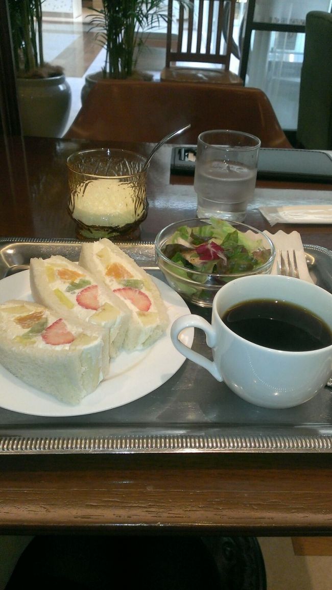 ５階レストランフロアの「カフェ&amp;バー ウミノ」で，ハーフサンドセットを頂きます。<br /><br />フルーツサンド３切れとミニサラダにコーヒーか紅茶のセット。一見少ないのですが，実際は結構なボリューム。満足しました。