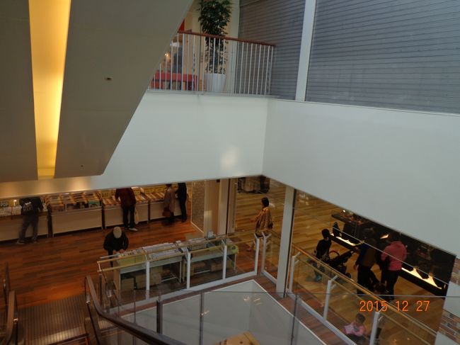 駅直結と言ってもいいロケーションのホテルに荷物を預けて，「アミュプラザ長崎」で早いランチを頂きます。