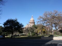 ダウンタウンの駐車場に車を止めて、歩くこと5分ぐらいでテキサス州会議事堂が見えてきました。

予想以上に大きいことに驚きました。