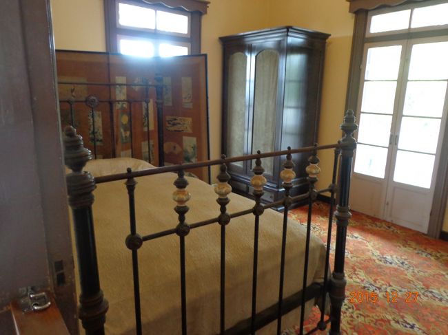 ベッドが小さいんですよね。この時代の白人さんの平均身長ってどれ位だったんでしょうか。もう座った状態で眠る時代ではなかったし。