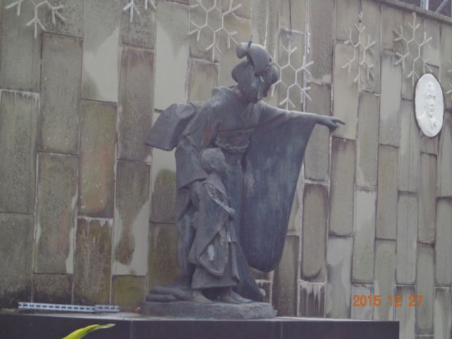 マダム・バタフライ像。<br /><br />鬼畜なチャラメリケン・ピンカートンの豚野郎にいいように弄ばれたのに，恨むどころか一途に思い続け挙句は子供のために命を絶つと言うハチ公も真っ青ないじらしい女性です。