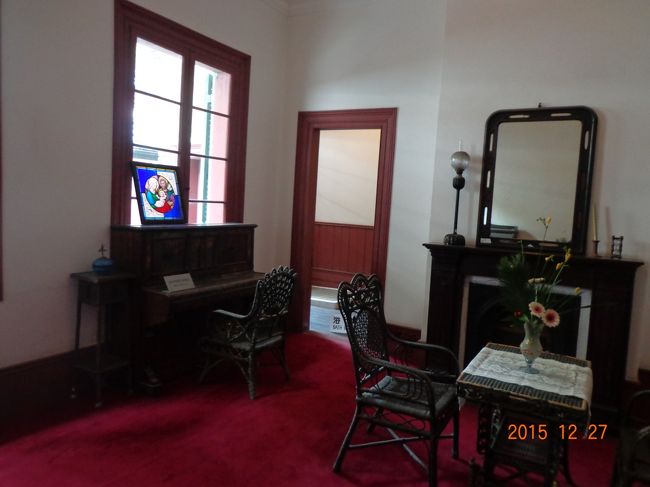 寝室。<br /><br />真ん中の扉の向こう側は浴室です。