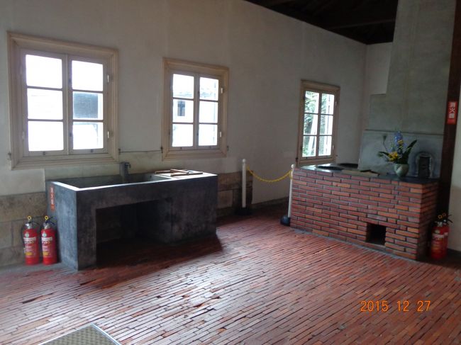 台所。左手が水屋で，右手がかまど。どちらも