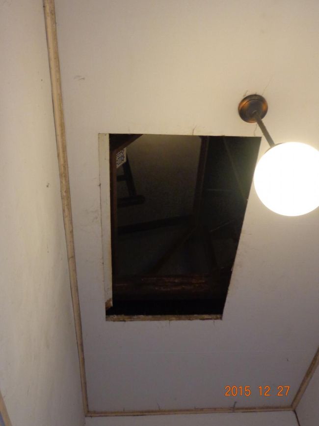 台所へ通じる廊下の上には幕末の志士たちを匿ったらしい隠し部屋がありました。