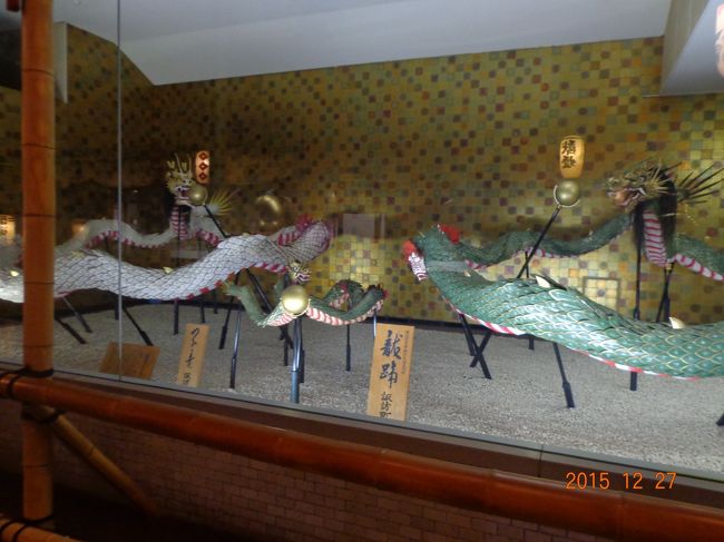 グラバー園からは，「伝統芸能館」を抜けて出ます。<br /><br />おくんちで龍踊りに使用される龍やその他が展示されています。