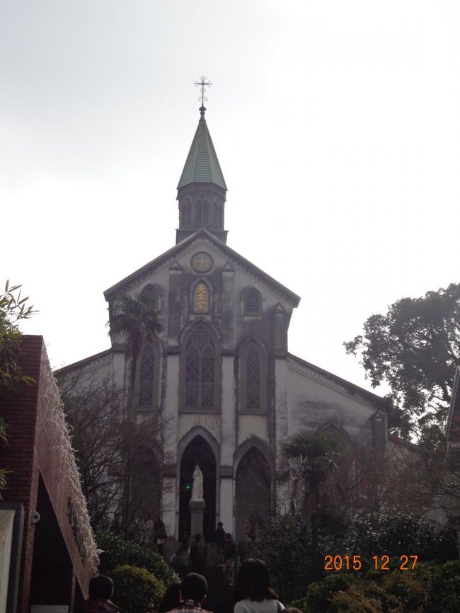 大浦天主堂。<br /><br />入るつもりはなく外観をじっくり見たかったのですが，丁度団体さんご到着で落ち着いて見られそうになかったので，写真だけ。