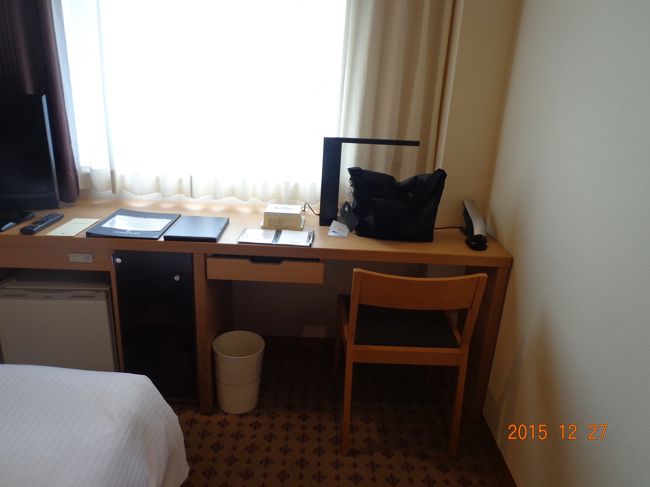 狭いですが，必要なものは揃っています。別に部屋で踊り狂う訳ではないので，個人的には狭い方が安心感があって好きです。<br /><br />ＷｉＦｉ接続のためのパスワードは机の上，速度にも問題ありません。