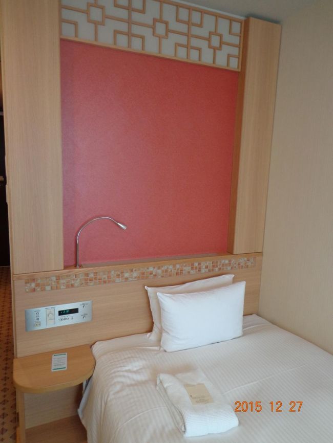 ベッド上の壁の模様が中華風です。<br /><br />枕は柔らかい枕と固い枕があって，私は当然固い枕。マットレスの固さもまさに好みの固さで気持ち良く眠れました。