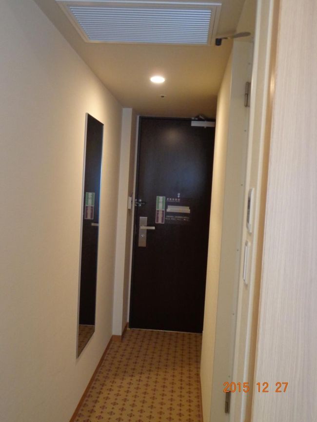 入口入るとすぐ左手にクローゼット。その隣にバスルーム。